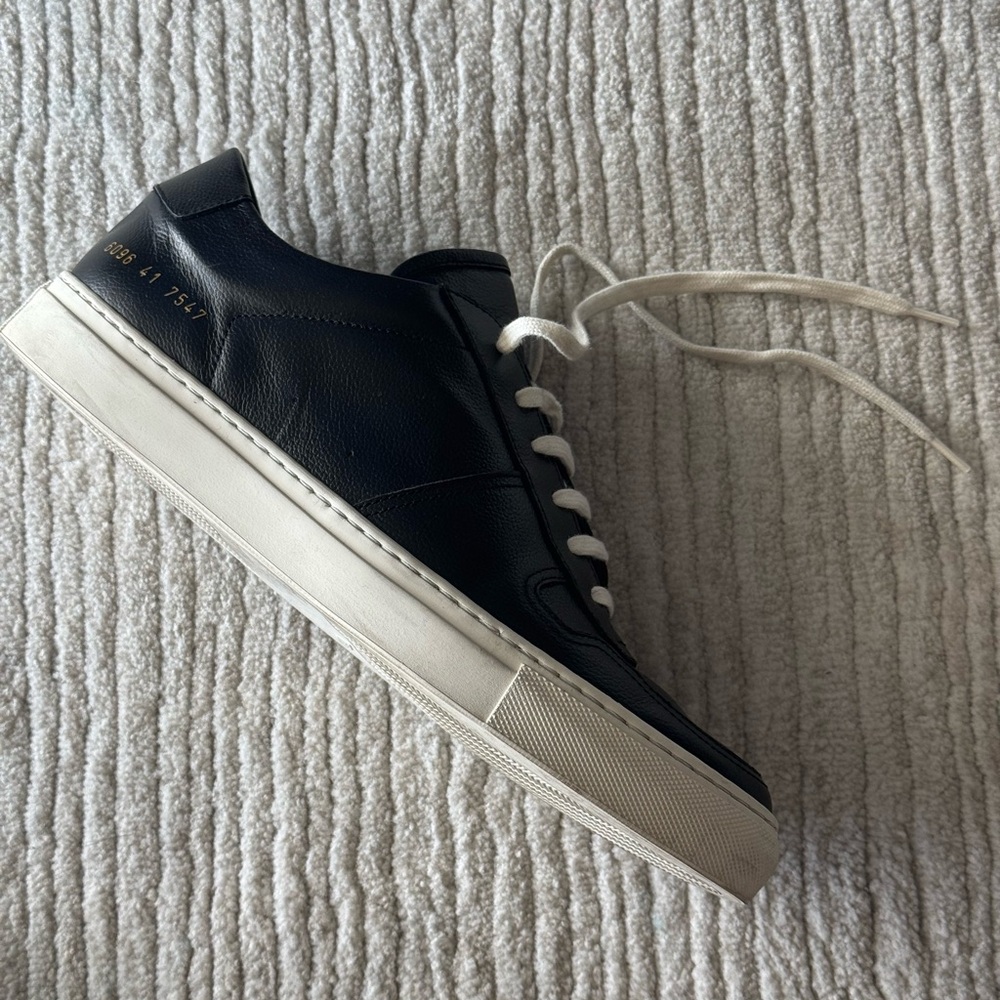 Woman by Common Projects 
Woman EU 41 
BBall Low Bumpy Black